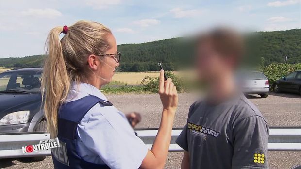 Achtung Kontrolle - Dienstag: Musiker Auf Tour - Polizeikontrolle Vor Dem Festival (1)